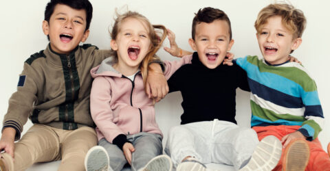 Photo de 4 enfants assis joyeux
